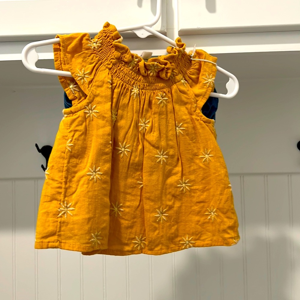 6-12mo Old Navy set . So stains . Smoke free home